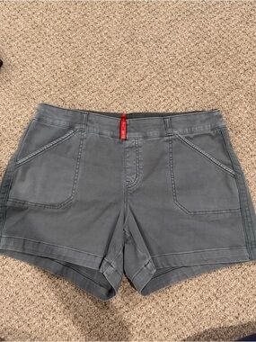 Womens SPANX Stretch Twill Shorts, 4"
Hazy Blue Grey